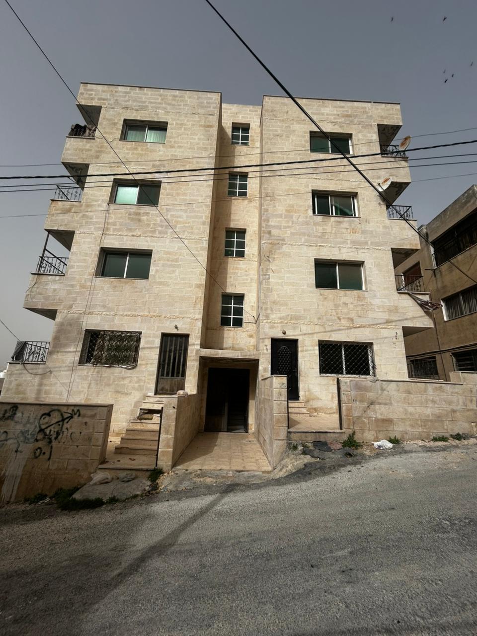 عمارة سكنية على أرض 524م للبيع في عمان - الجبل الأخضر